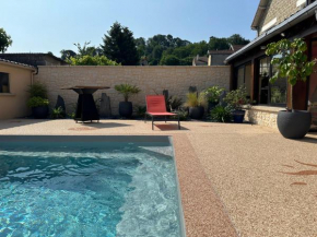 Chambre dans maison avec piscine